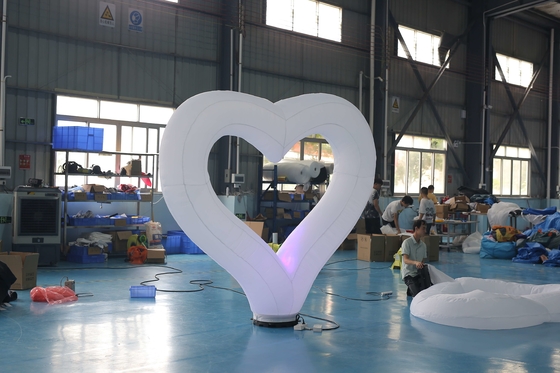 Nadmuchiwana dekoracja oświetleniowa o średnicy 2,5 m Oświetlenie LED w pasie serca