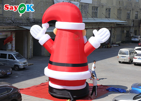 Duży nadmuchiwany Święty Mikołaj wysadził świąteczną dekorację na aktywność na świeżym powietrzu