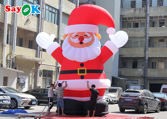 Duży nadmuchiwany Święty Mikołaj wysadził świąteczną dekorację na aktywność na świeżym powietrzu