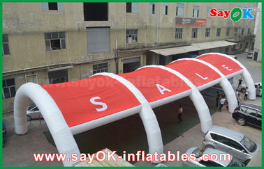 Czerwona i biała gigantyczna nadmuchiwana namiot powietrza brama dla wystawy lub wydarzenia