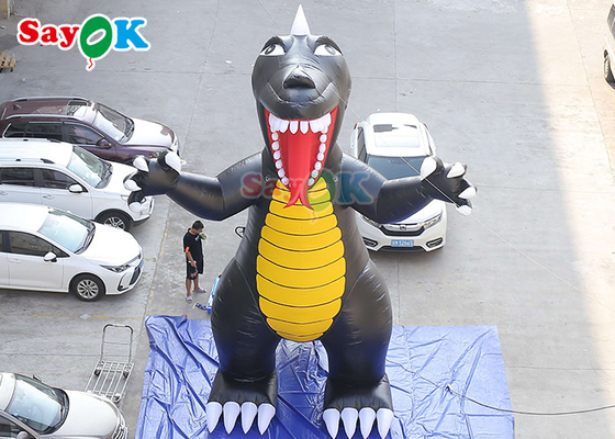 Reklama zewnętrzna nadmuchiwane postacie z kreskówek wysadzają w powietrze balon ze zwierzętami dinozaurów
