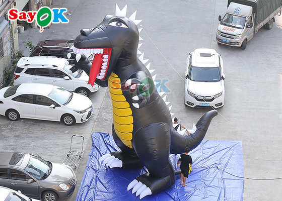 Reklama zewnętrzna nadmuchiwane postacie z kreskówek wysadzają w powietrze balon ze zwierzętami dinozaurów