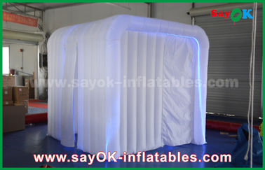 Nadmuchiwany namiot imprezowy Biała nadmuchiwana fotobudka z oświetleniem LED RGB / dwoje drzwi