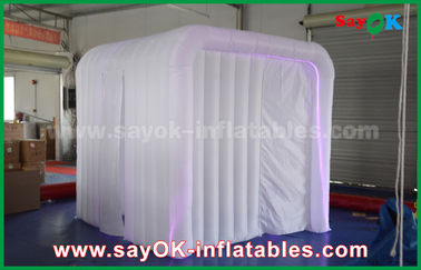 Nadmuchiwany namiot imprezowy Biała nadmuchiwana fotobudka z oświetleniem LED RGB / dwoje drzwi