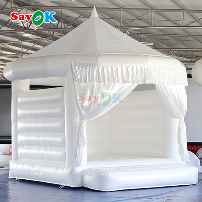 Niestandardowy biały puchany zamek do wesela na zewnątrz