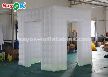 Nadmuchiwany namiot imprezowy Trzydrzwiowy nadmuchiwany fotobudka 2,5 m Cube Przenośne światło LED