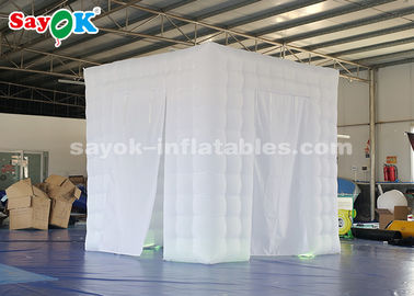 Nadmuchiwany namiot imprezowy Dwoje drzwi Nadmuchiwana przenośna fotobudka Biała tkanina Oxford / pilot zdalnego sterowania