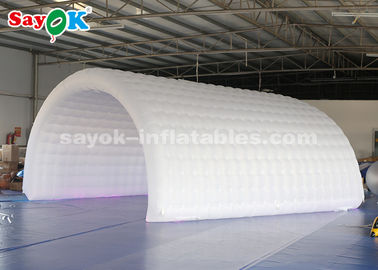 Namiot powietrzny Camping 6 * 3 * 3 m Biały nadmuchiwany namiot tunelowy Trwała tkanina Oxford na wydarzenie Łatwe do czyszczenia