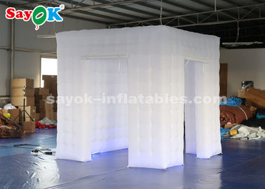 Nadmuchiwany namiot imprezowy Przenośny 3-drzwiowy LED Nadmuchiwana kostka Photo Booth z 17 zmieniającymi się kolorami światłami