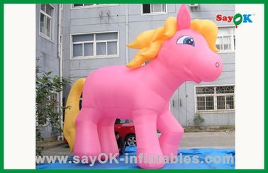 Różowy nadmuchiwany koń nadmuchiwane postaci z kreskówek dla reklamy