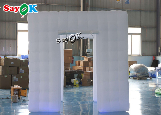 Event Booth wyświetla 2,5 m 8,25 stopy Biały przenośny 3-drzwiowy kostka Photo Booth Namiot nadmuchiwany ze światłem LED