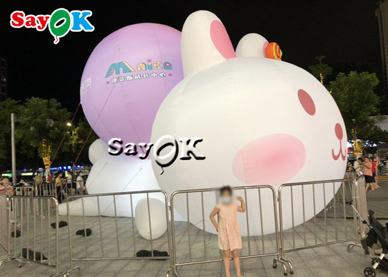 Nadmuchiwane króliki nadmuchiwane postacie kreskówkowe z oświetleniem LED RGB Dekoracja na zewnątrz centrum handlowego