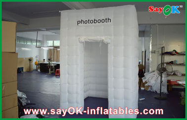 Nadmuchiwany namiot sześcienny o wysokości 2,6 m biały czworokątny mocny materiał Oxford Photobooth ze światłem LED