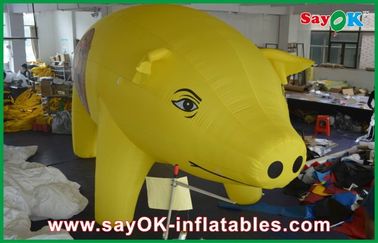 Żółty nadmuchiwane zewnątrz świnia postaci z kreskówek dla reklamy