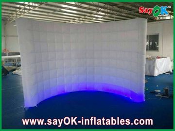 Biała nadmuchiwana zakrzywiona ściana LED L3 X W1.5 X H2m z nadmuchiwanym namiotem roboczym