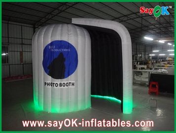 Event Booth wyświetla czarną wewnętrzną nadmuchiwaną zaokrągloną budkę fotograficzną 3 X 2 X 2,3 m ze światłami LED